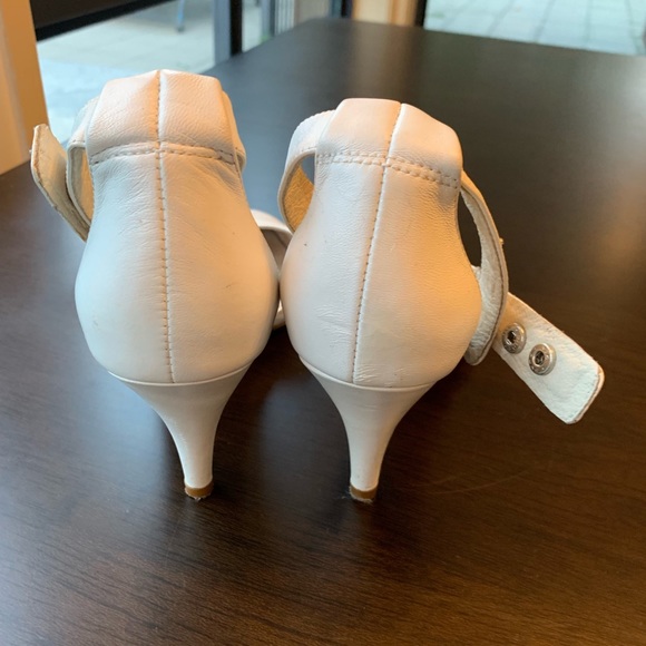 ✨HOST PICK✨ White Pointed Heels with Ankle Strap - Picture 2 of 2
